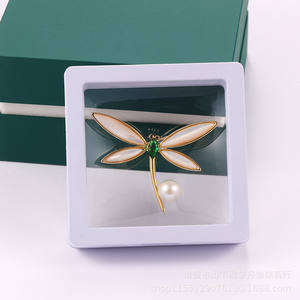 Broches élégantes au tempérament raffiné, incrustées de perles d'eau douce et de zircon avec une libellule en coquillage, bijoux en gros pour robe et manteau - Product Image 5