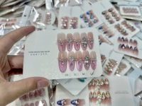 Faux ongles à presser faits main en gros, styles de luxe variés, avec strass 3D et chaîne de perles, longueur moyenne, formes amande et cercueil