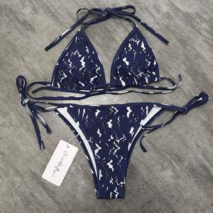 Conjunto <span class=keywords><strong>de</strong></span> <span class=keywords><strong>Bikini</strong></span> Halter <span class=keywords><strong>de</strong></span> Lujo Estilo <span class=keywords><strong>Pasarela</strong></span> con Textura Entrelazada, Traje <span class=keywords><strong>de</strong></span> Baño <span class=keywords><strong>de</strong></span> Dos Piezas con Detalle <span class=keywords><strong>de</strong></span> Cadena Dorada, Ropa <span class=keywords><strong>de</strong></span> Playa para Resort, Venta al por Mayor - Product Image 4