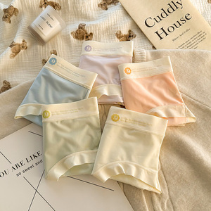 กางเกงในผู้หญิงเอวกลางผ้าไหมไนลอนเนื้อละเอียดบางเบา ระบายอากาศได้ดี ป้องกันแบคทีเรีย ผลิตจากผ้าไหมมัลเบอร์รี่ เหมาะสำหรับใส่ทุกวัน - Product Image 1