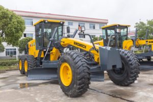 Niveleuse de chantier avec moteur DongFeng TIER III, système entièrement hydraulique et boîte de vitesses pour le nivellement routier - Product Image 2