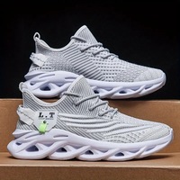 Baskets respirantes en maille pour hommes avec semelle souple et rehaussée, style running, couleur noire