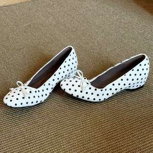 Zapatos Planos Super Lindos con Punta Redonda, Lazo Dulce, Diseño de Puntos Blancos y Negros, Transpirables, de Corte Bajo, Estilo Ballet Retro Clásico - Product Image 2