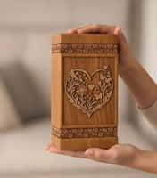 Urne funéraire traditionnelle en bois massif avec motif cœur sculpté à la main, boîte à cendres pour cendres humaines, vente en gros