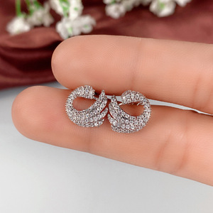 Orecchini a spirale a forma di cigno per donna, gioielli scintillanti a tema animale alla moda - Product Image 3