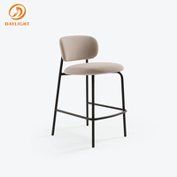 Tabouret de bar commercial moderne avec dossier incurvé et assise rembourrée bleue, chaise haute robuste à structure en métal noir pour café et pub