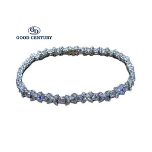 Bracelet tennis en or blanc 18 carats avec diamants de laboratoire Good Century, motif floral étoilé central, idéal pour les fêtes et les célébrations, un cadeau glamour - Product Image 1