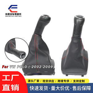 Couvre levier de vitesses Volkswagen Polo en cuir noir avec surpiqûres rouges, compatible avec les transmissions manuelles 5 et 6 vitesses - Product Image 2