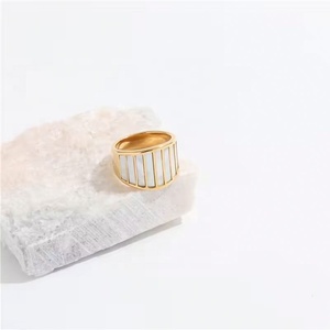 เครื่องประดับสั่งทำระดับไฮเอนด์ แหวนวงใหญ่เคลือบทอง 18K PVD ดีไซน์เปลือกหอย วัสดุสแตนเลสสำหรับผู้หญิง ไม่หมองคล้ำ - Product Image 5