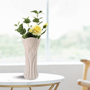 Vase en céramique blanche de style nordique aux lignes épurées pour la décoration de l'entrée, du salon ou de la table - Product Image 3