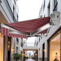Auvent rétractable en alliage d'aluminium personnalisé, design incurvé résistant au vent, télécommande, protection UV, stores extérieurs commerciaux