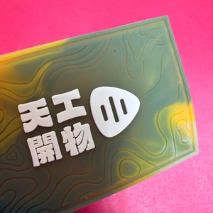 ป้าย TPU แบบรีดร้อน พิมพ์ลายโลโก้แบรนด์ OEM แบบนูน 3 มิติ  ป้าย 3 มิติ  ป้ายติดเสื้อผ้าแบบเย็บ - Product Image 2