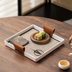 Bandeja de té cuadrada con asas de cuero, superficie tejida de bambú, almacenamiento multifuncional para uso en mesa de preparación de té seco - Product Image 1