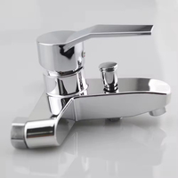 Robinet de douche mural moderne en acier inoxydable chromé OEM avec mitigeur eau chaude/froide à poignée unique et cartouche céramique