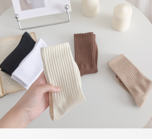 Vente en gros de chaussettes tube moyennes chaudes automne-hiver chaussettes unies en coton de 6 couleurs Ins chaussettes élastiques à la mode de style japonais - Product Image 3