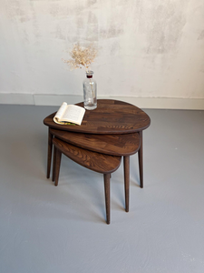 Set di 3 tavolini a incastro in noce massello, tavolini laterali ispirati al Mid-Century, tavolino da caffè impilabile a forma di rene - Product Image 1