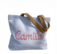 Sac de plage en seersucker personnalisé avec nom, cadeau personnalisé pour demoiselle d'honneur, sac à bandoulière rayé d'été pour enterrement de vie de jeune fille, voyage entre filles
