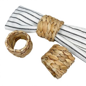 Anneau de serviette rond en jacinthe d'eau naturelle tressé à la main, support de serviette à surface lisse, décoration de salle à manger style ferme, vente en gros - Product Image 1