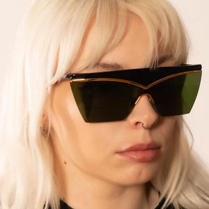 Lunettes de soleil de sport sur mesure à grande monture pour femmes, noires, polarisées UV400 Classe 2, style Instagram, croisées - Product Image 4