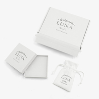 Boîte d'expédition e-commerce personnalisée avec impression de logo, boîte d'emballage recyclable pour ensemble cadeau d'accessoires de bijoux avec rembourrage en papier froissé