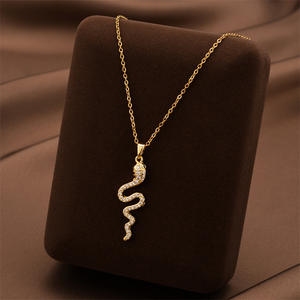 La nuova collana in acciaio al titanio con pendente a forma di serpente è un design di alta gamma per le donne. È versatile e ha uno stile freddo. - Product Image 4