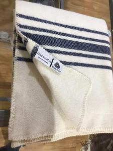 Coperta in Lana dal Design Classico con Bordi a Righe e Cuciture Overlock, Coperta in Pura Lana della Nuova Zelanda - Product Image 4