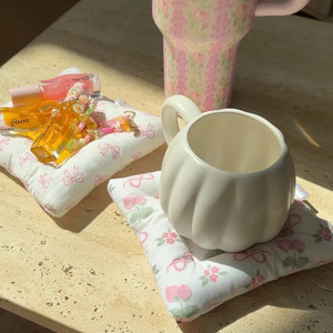 Posavasos/soportes para tazas acolchados con diseño de lazo, tapete cuadrado floral pequeño para mesa, aislante del calor, bandeja de almacenamiento para accesorios de fotografía - Product Image 3