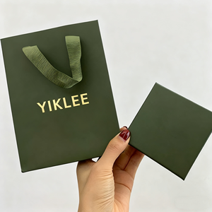 Sac à provisions de cadeau au détail de vêtements chaussures de luxe avec logo de marque personnalisé sac en papier vert avec ruban - Product Image 6