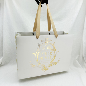 Sacs shopping en papier couché blanc avec poignée en ruban et logo personnalisé, avec estampage à chaud pour les marques de vêtements de mode - Product Image 1