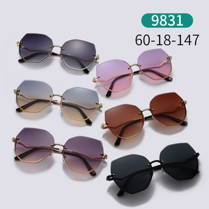 Oversized Frameless <b>Sunglasses</b> For Women Metal Frame UV400 Protection Fashionable Sun Glasses With Purple And <b>Gradient</b> Lenses - Product Image 3