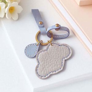 Nouveau style Porte-clés multifonction en cuir PU motif nuage blanc et goutte de pluie, breloque de sac tendance pour cadeaux et publicité - Product Image 1