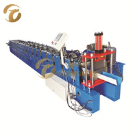 Machine de formage à froid pour la fabrication de gouttières de toiture en métal