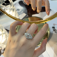 Bague en or blanc 14 carats pour femme de luxe - Avec une pierre centrale de 3,02 carats de taille ronde en laboratoire avec un design en forme de pétale en éventail