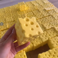 Offre Spéciale – Balle Anti-Stress Souple en PU de 7 cm en Forme de Bâton de Fromage – Jouet Sensoriel à Presser pour Adultes (14 ans et plus)