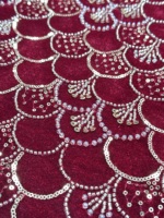 Tissu de robe de soirée sirène en velours floqué à paillettes et perles effet écailles de poisson