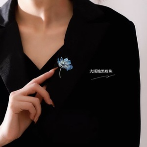 Broche de luxe minimaliste haut de gamme en forme de fleur de perle rétro pour vêtements et accessoires de poitrine - Product Image 4