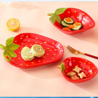 Assiette en céramique en forme de fraise, design coloré et raffiné, idéale pour desserts et collations, mignonne pour les fêtes