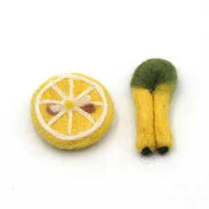 Feutre de laine avion de fruits tridimensionnel fait à la main broche en feutre de citron accessoires simulation banane matériel cadeau pour bébé