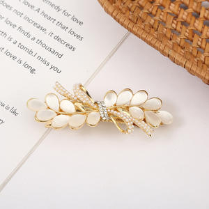 Barrettes à <span class=keywords><strong>cheveux</strong></span> élégantes en forme de fleur avec pierres œil-de-chat - Pinces à ressort antidérapantes pour accessoires capillaires quotidiens et de mariage pour femmes - Product Image 4