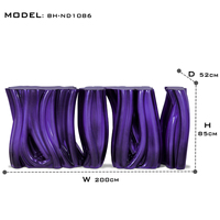 Meubles élégants pour salon, console d'entrée moderne monochrome avec un design audacieux et courbé, finition laquée violet électrique