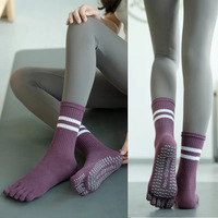 FF4834 Chaussettes de sport en coton antidérapantes à cinq orteils avec poignées Logo personnalisé Cadeau Femmes Ballet Yoga Pilates Chaussettes antidérapantes