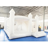 Château gonflable commercial blanc avec toboggan et piscine à balles pour location événementielle
