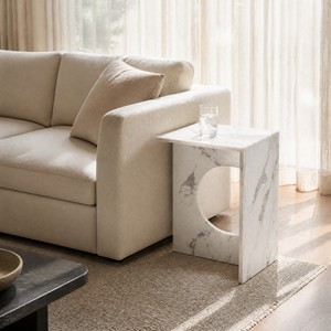 Moderner Marmormuster <span class=keywords><strong>C</strong></span>-förmiger Beistelltisch mit Bogenausschnitt Sofa-Seitentisch Burgunderrot Carrara-Weiß Freischwebender Ständer - Product Image 1