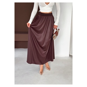 Jupe longue en tissu laqué brillant marron pour femme avec poches, longueur 95 cm - Product Image 4