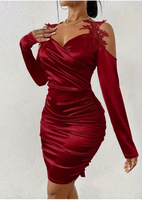 Robe en satin de style européen transfrontalier, nouvelle collection, avec dentelle élégante et jupe plissée ajustée.