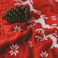 Couverture en tricot de Noël, couverture en tricot rouge avec rennes et flocons de neige, couverture de canapé-lit douce et légère pour la décoration de Noël à la maison