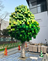 Commercial - Space Pixel Tree: Décor de cube vert 3D accrocheur, rehaussant les lieux d'affaires