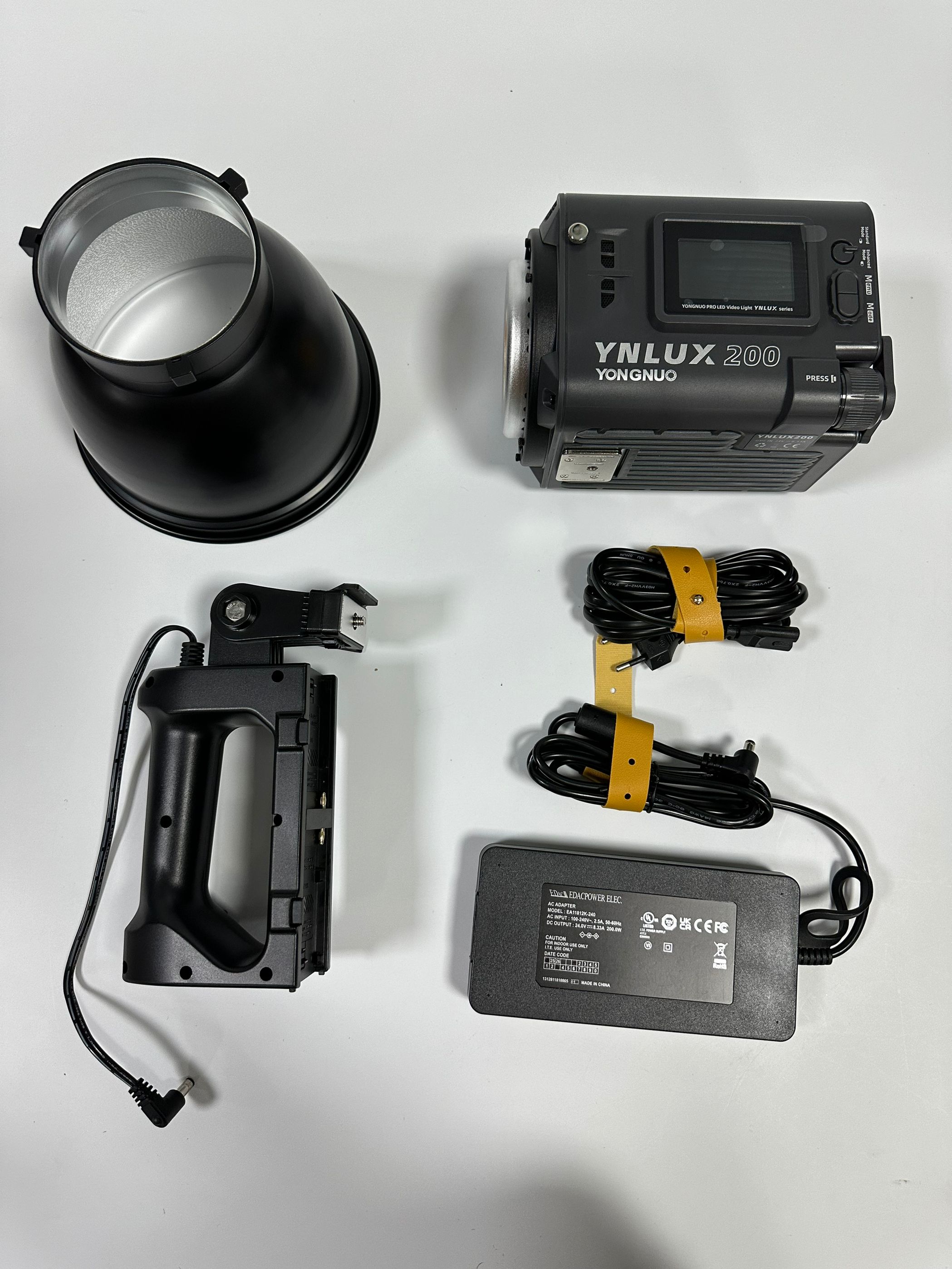 YONGNUO YN LUX200 撮影用LEDライト アダプタ付き 200W Amazon | YONGNUO LUX200 撮影用ライト 200W 手持ち型 スタジオ
