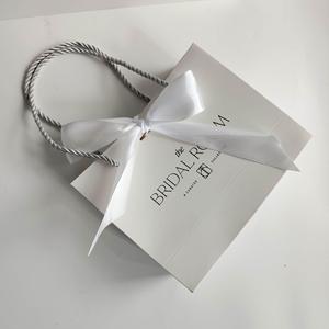 Sac en papier mat de luxe avec logo personnalisé en feuille d'or pour l'emballage de bijoux, cosmétiques et lunettes, avec nœud en ruban - Product Image 4