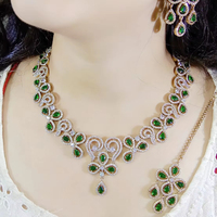 Ensemble collier et boucles d'oreilles tendance en laiton plaqué or, Maangtikka |   Bijoux de mariage pour fête, fiançailles, anniversaire, cadeau